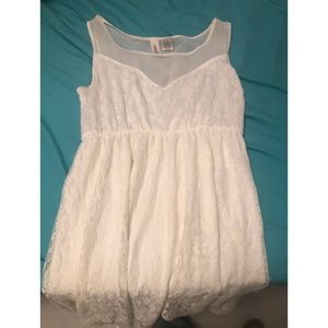 White lace boutique dress
